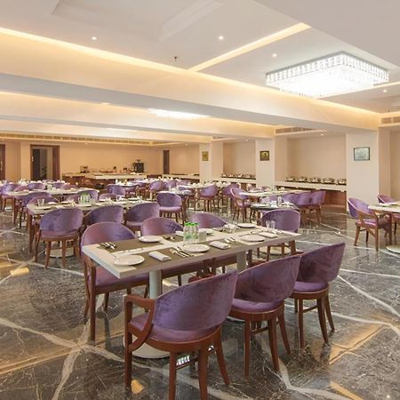 Sarovar Portico , Indore Hotel Bagian luar foto