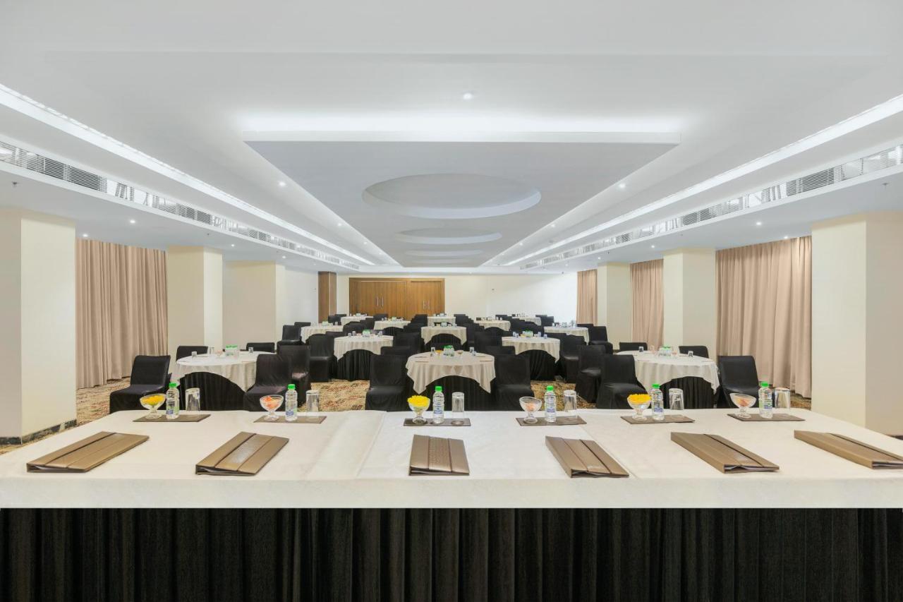 Sarovar Portico , Indore Hotel Bagian luar foto