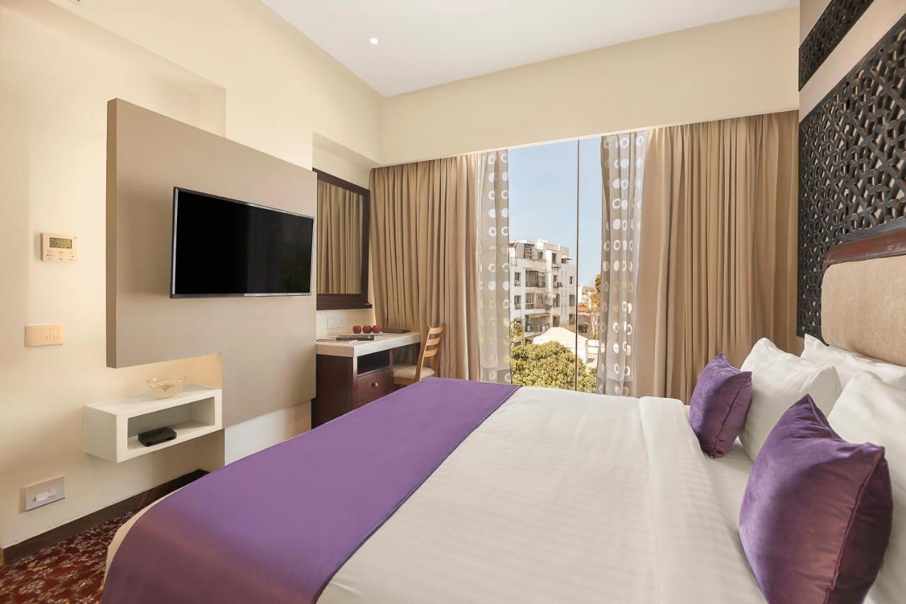 Sarovar Portico , Indore Hotel Bagian luar foto
