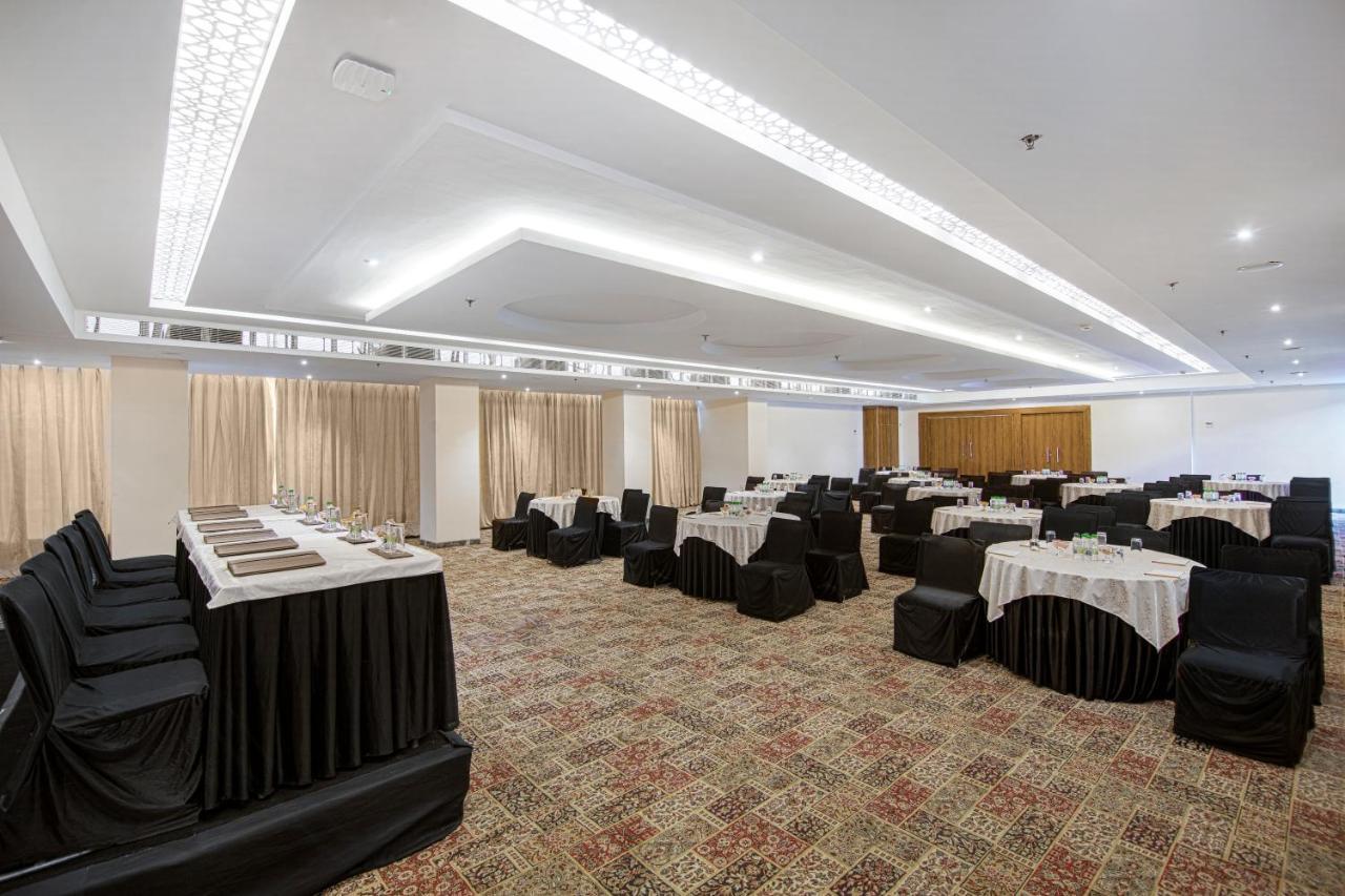 Sarovar Portico , Indore Hotel Bagian luar foto