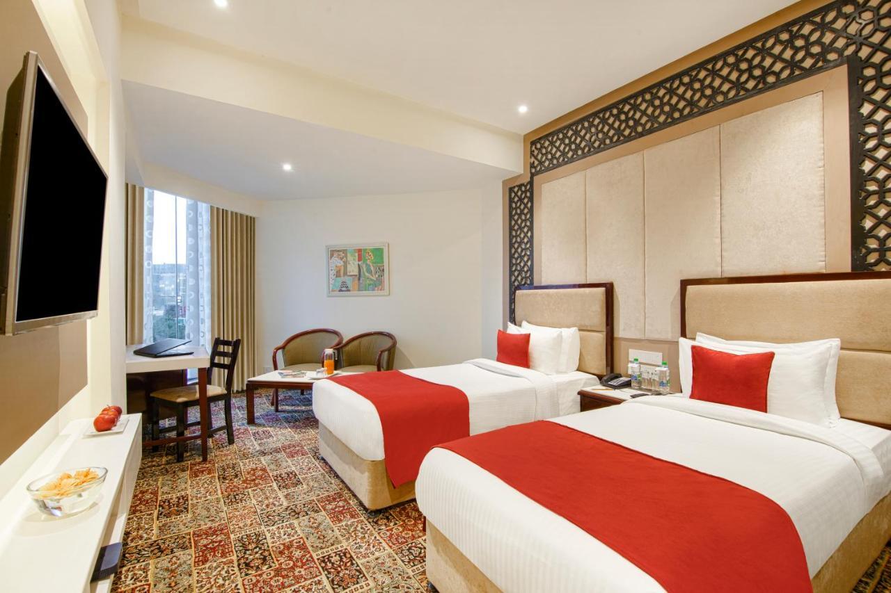 Sarovar Portico , Indore Hotel Bagian luar foto