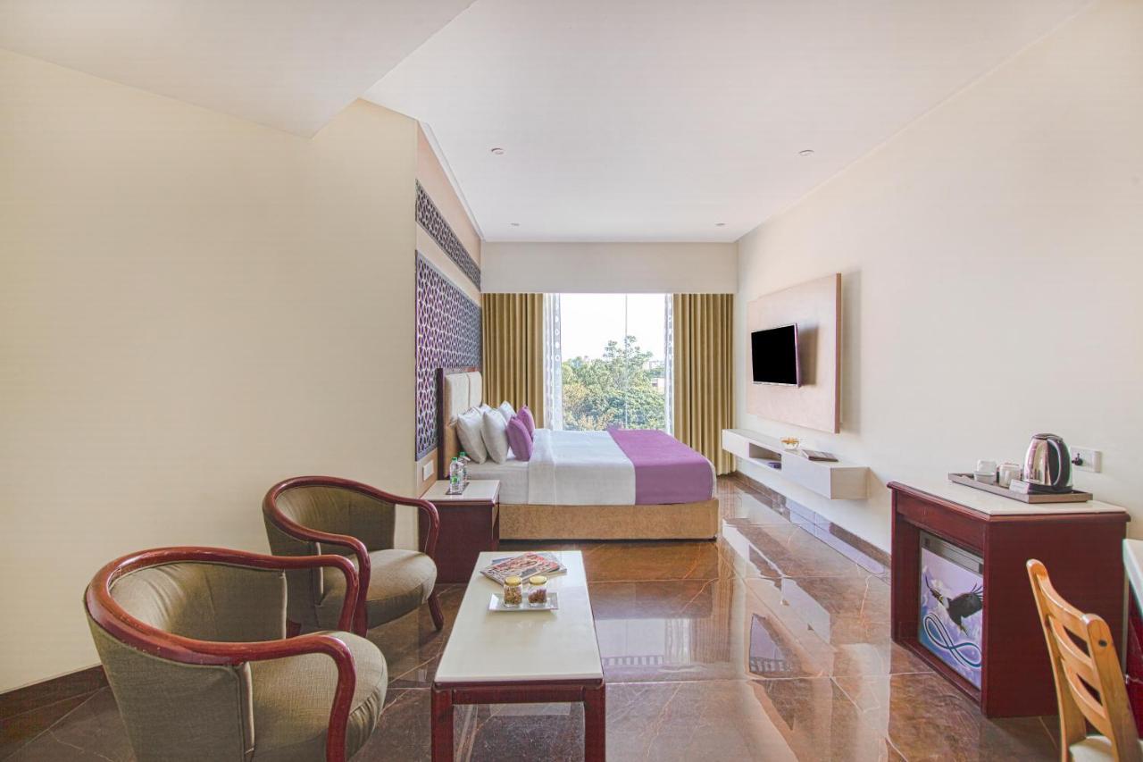 Sarovar Portico , Indore Hotel Bagian luar foto