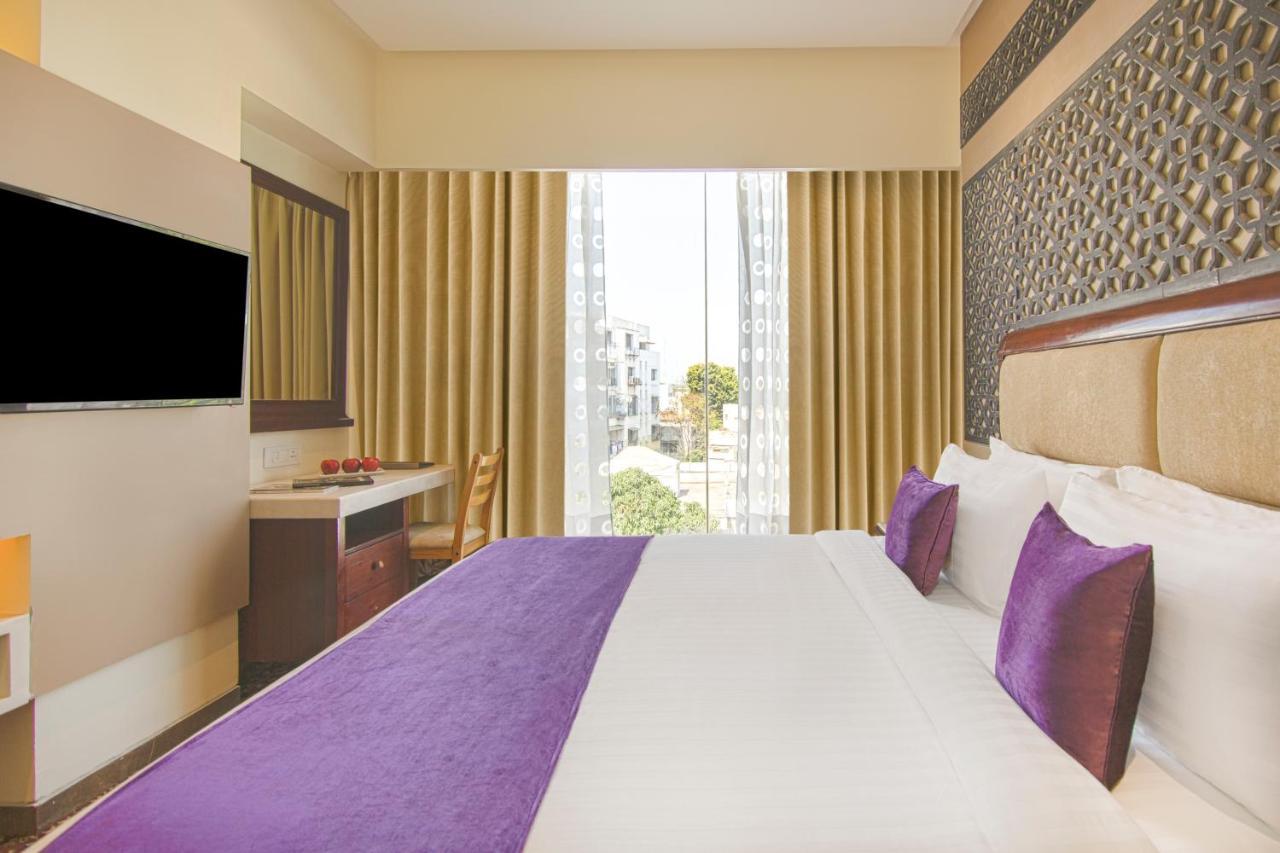 Sarovar Portico , Indore Hotel Bagian luar foto