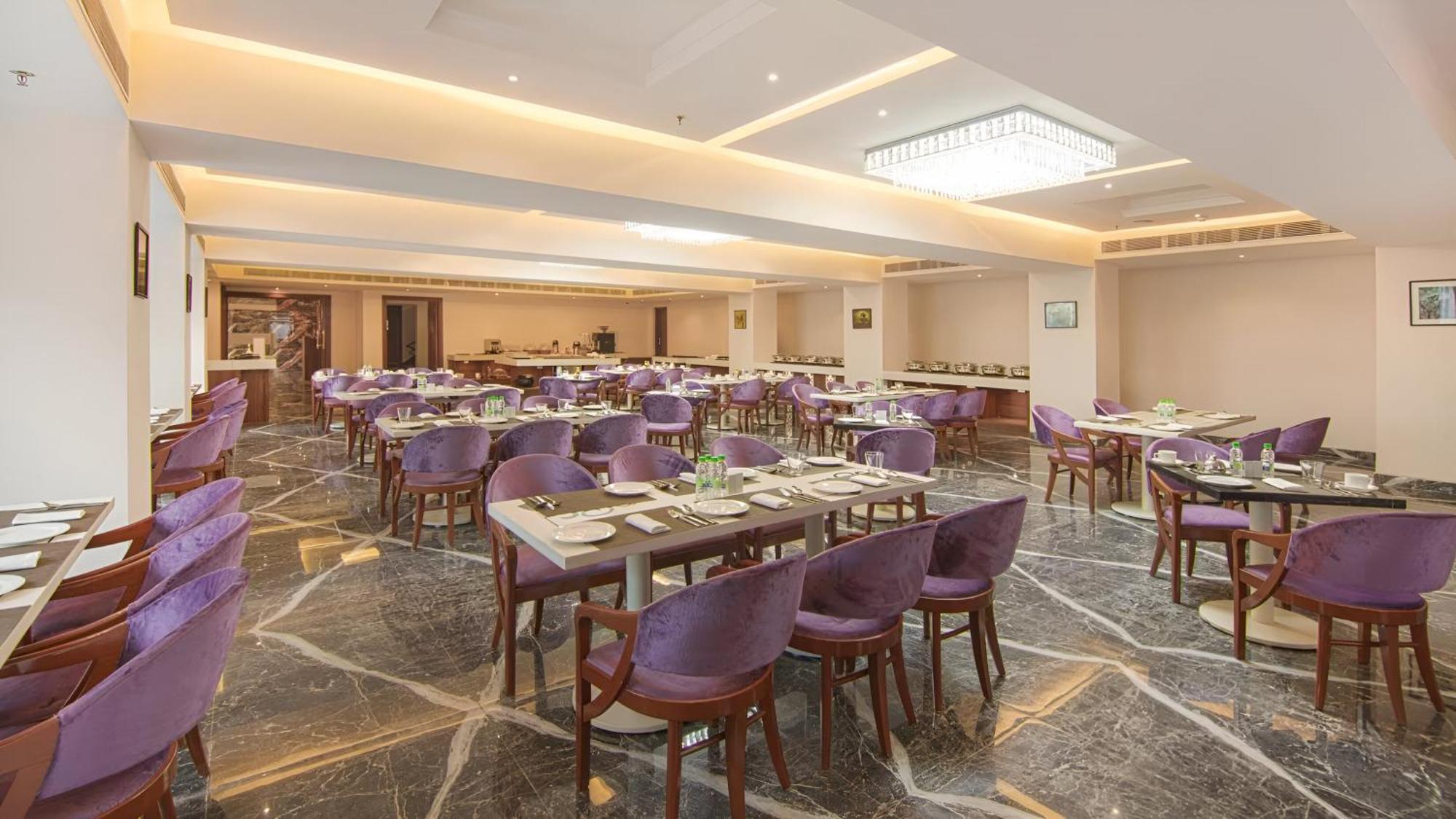 Sarovar Portico , Indore Hotel Bagian luar foto